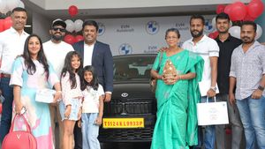 கார் வாங்க ஷோரூமுக்கு வந்தது உண்மையில் இவர்தானா என்று யாராலும் நம்ப முடியவில்லை!! மொத்த குடும்பத்துடன்...