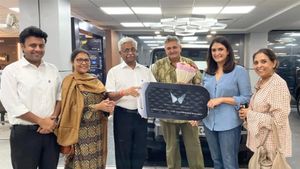 நேரா குடும்பத்துடன் ஷோரூமுக்கு போயிட்டாரு! 12 வருடங்களுக்கு முன் இந்தியாவையே கலக்கிக் கொண்டு இருந்தவர்!!