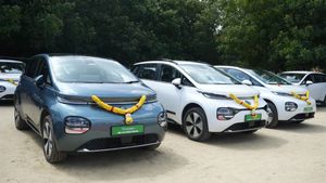 சென்னையே ஸ்தம்பிச்சு போயிருச்சு! ஒரே நாளில் இத்தனை கார்கள் டெலிவரியா! விலைய கேட்டதும் ஷோரூம்ல கூட்டம் குவியுது