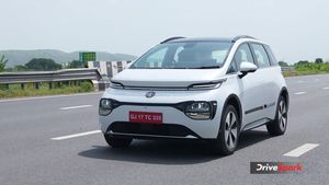 இந்த கார் வந்து ஒரு மாசம் கூட ஆகல, அதுக்குள்ள இத்தனை ஆயிரம் பேர் இதை வாங்கிட்டாங்களா? அப்படி என்ன இருக்குது? 