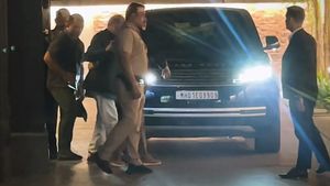 புல்லட் ப்ரூஃப் கார் இல்லனா குடும்பத்துல யாருமே வெளிய வர மாட்டாங்க! அம்பானிக்கே இந்தளவு பாதுகாப்பு இருக்காது!