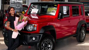 மாருதி கார் வாங்கன இந்த சின்ன பொண்ணு முழு நிர்வாண பட நடிகையா! வீடியோவை பாத்ததும் கெறங்கி போன இளசுகள்!