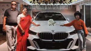 ரெண்டே வாரத்தில் பிக்பாஸை விட்டு போனவர் வாங்கியிருக்கும் பிராண்ட்-நியூ கார்! குடும்பம் செம்ம ஹாப்பி!!