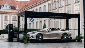 ஹோட்டல் வாசல்ல ஷோவுக்காக நிறுத்தப்பட்ட BMW காரோட மதிப்பு இவ்ளோ அதிகமா! பாக்காதத பாத்த மாதிரி மெர்சலாயிட்டாங்க!