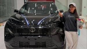 பிக்பாஸ் வீட்டுக்குள்ள ஒருமுறை தான் போயிட்டு வந்தார்... விலைமிக்க டாடா காரை வாங்கும் அளவுக்கு மாறிட்டாரு!!/