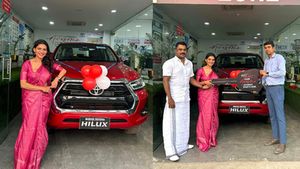 30 லட்ச ரூபாய் காருடன் நிற்கும் இந்த நடிகை யாரென்று தெரிகிறதா? இந்த திருமண நாளை மறக்கவே மாட்டார்!!