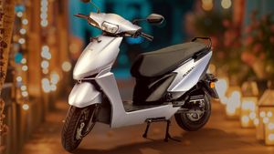 ஸ்கூட்டர் வாங்கினால் ஸ்மார்ட்போன் இலவசம்! யாருக்கு இந்த தாராள மனசு வரும்... பணம் தள்ளுபடியும் இருக்கு!!