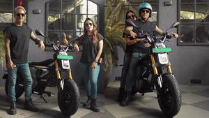 நடிகருக்கு முடி வெட்டி விடுபவரிடம் இவ்வளவு பணமா! அந்த நடிகர்கிட்ட கூட இந்த ஸ்கூட்டர் இருக்குமானு தெரியல!!