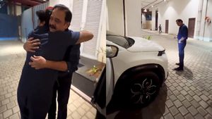 புது காரை பார்த்ததும், தந்தைக்கு அடக்க முடியாத கண்ணீர்! வீட்டுக்கு வந்த டாடா கார் அப்படிப்பட்டது!!