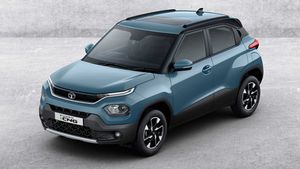 வெறும் 6 லட்ச ரூபாய்க்கு இந்த காரை குடுக்கறாங்களா! திருவிழா மாதிரி ஷோரூம்ல கூட்டம் அலை மோதிகிட்டு இருக்கு!