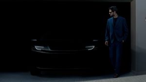 சொகுசு கார் மாதிரியான புது காரை விற்பனைக்கு கொண்டு வருதா டொயோட்டா!.. மாருதியின் எந்த காப்பி மாடலோ இது!..