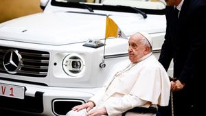 எல்லாரும் கையெடுத்து கும்பிடும் நல்ல மனிதருக்காக உருவாக்கப்பட்ட வாகனம்! புல்லட்-ப்ரூஃப் இருக்கா? இல்லையா?