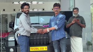 பிரேமம் படத்தில் நடித்தவர் தானே இவரு... பின்னால் நிற்கும் மஹிந்திரா காரை பற்றி தெரியுமா?