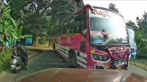 ஆப்போசிட்ல ஏறி வந்த பஸ்சுக்கு பாடம் புகட்டிய கார் டிரைவர்! இனி எல்லாரும் இதயே பண்ணணும்! அப்பதான் திருந்துவாங்க