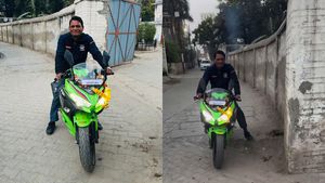 கேஸ் சிலிண்டர் டெலிவரி பண்ணிட்டு இருந்தாரு.. இப்ப அவரு ஓட்டிட்டு இருக்க பைக்கோட விலை மட்டுமே 5 லட்ச ரூபா..