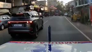 ஆம்புலன்சுக்கு வழி விடாத காருக்குள் இருந்தது அவரா! நோயாளி உயிரிழந்ததால் யார் என்னனு பாக்காம கைது செய்த போலீஸ்!