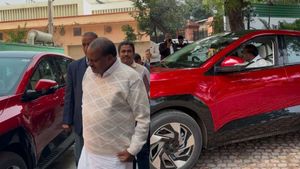 தமிழ்நாட்டு முதல்வரில் இருந்து மத்திய அமைச்சர் வரை எல்லாரும் சொல்லி வெச்ச மாதிரி விளம்பரம் பண்றாங்களே!!