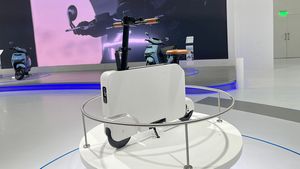 சூட் கேஸ் வடிவில் இருக்கும் இது மின்சாரத்தில் ஓடுமா!.. ஹோண்டா ஸ்டாலில் நின்று கொண்டிருந்த அதிசயம்!