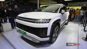 காரா இல்ல கப்பலா? இவ்வளவு வசதிகள ஒரே காருக்குள் எப்படி வச்சாங்க? 