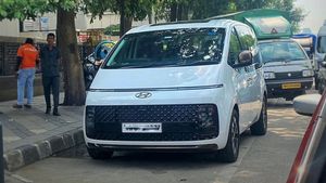 சாலையில் சென்றவர்கள் ஒரு நிமிஷம் நின்று பார்த்துட்டு போனாங்க... பின்ன வித்தியாசமான வாகனம் ஆச்சே!!