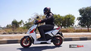 கம்மி விலைக்கு இப்படி ஒரு ஸ்கூட்டரா? மத்தவங்க தலையில துண்டை போட வேண்டியது தான்!