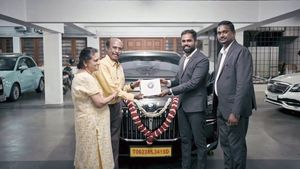 எல்லா காருலையும் 777 நம்பர்தான்.. நாம கொடுத்த செய்கூலி, சேதாரம் எப்படி வேலை செய்யுது பாத்தீங்களா?..