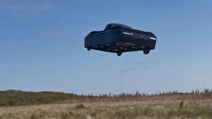 கிராபிக்ஸ் எல்லாம் இல்ல! உண்மையிலேயே இந்த கார் பறக்கும்! வீடியோ செமயா இருக்குதே!