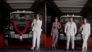 ஜோடியா ஷோரூமுக்கு வந்தாங்க, காரை வாங்கிட்டு போய்ட்டே இருந்தாங்க! இன்ஸ்டாகிராமில் பார்த்து இருப்பீங்க