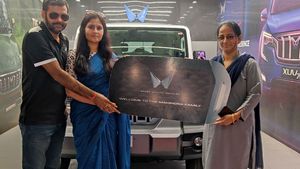 கையில கோடி கணக்குல காசு இருந்தாலும் இந்த காரை உடனே வாங்க முடியாது! 18 மாசம் வெயிட் பண்ணி தான் ஆகனும்!