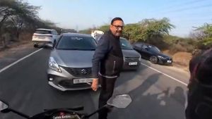 ஆப்போசிட்ல ஏறி வந்து ஓவரா பேசன கார் டிரைவர் ஆயுசுக்கும் இத மறக்க மாட்டாரு! பைக் ரைடர் செஞ்ச சம்பவம் அப்படி!