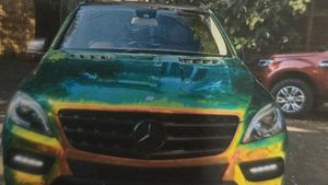 கார் கலரை மாற்றிய ஓனருக்கு ஆப்பு வைத்த போலீஸ்! இனி இதை செஞ்சு தர்றதுக்கு கடைக்காரங்க எல்லாம் பயப்பட போறாங்க!