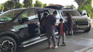 விவாகரத்தாகி இன்னொரு கல்யாணமும் பண்ணிட்டாங்க! இப்ப இந்த நடிகரை பார்க்க காஸ்ட்லியான காரில் வந்திறங்கிய பாடகி