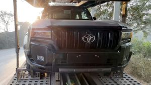 யாருக்கும் தெரியாமல் கமுக்கமா போன வெளிநாட்டு கார்! விலை 2 கோடினு சொல்றாங்க