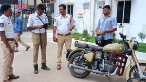 காவல் துறையின் திடீர் அதிரடியால் கதிகலங்கி போன மெக்கானிக்குகள்! இனிமேல் வண்டில இதை செஞ்சா காலி!