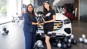 நாலே நாலு படம்தான் நடிச்சிருக்காங்க! ஆனா காரோட விலை ஒன்னரை கோடிக்கும் மேல! இந்த பளிங்கு சிலை யார்னு தெரியுதா?