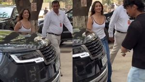 மேல டிரஸ் போட மறந்துட்டாங்களா? ரசிகர்களை பார்க்க காஸ்டலியான காரில் வந்த நடிகை!