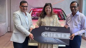 சாதாரண மனிதர் போல் ஷோரூமுக்கு வந்துட்டு போனது இந்த விவிஐபி -ஆ? அடையாளம் தெரிந்ததும் ஒருத்தருக்கும் கை ஓடல!