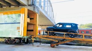 ரயிலில் சின்ன சின்ன இடத்துலேயும் கார நொழச்சு அனுப்பிருக்காங்க.. இந்தியர்கள் கண்ணை மூடிட்டு வாங்குறாங்க!