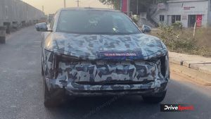 சாலையில் எல்லாரும் ஒரு நிமிஷம் நின்னு பார்த்துட்டு போனாங்க! மஹிந்திரா பெருசா எதுக்கோ அடி போடுது