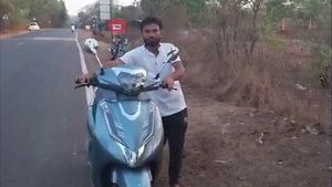 இப்படி அந்த கோவாவுக்கு போயே ஆகணுமா! கர்நாடகாவில் இருந்து கோவாவிற்கு இ-ஸ்கூட்டரை தள்ளியே சென்ற இளைஞர்..