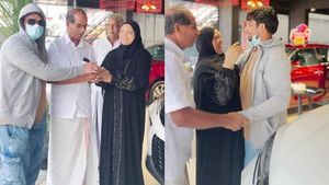 வெளிநாட்டில் இருக்கும் மகன் இந்தியாவுக்கு வந்த நிலையை பார்த்து கண்கலங்கிய தாய்! கார் ஷோரூமில் ஆனந்த கண்ணீர்