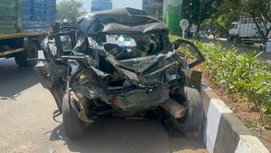 கடவுளால் ஆசீர்வதிக்கப்பட்ட காரா இருக்குமோ! உசுர எடுக்கற கார்களுக்கு மத்தில தங்க-மாட்டு உயிர்கள காப்பாத்துது!!