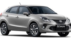 31 கிமீ மைலேஜை வாரி வழங்க கூடிய டொயோட்டா காரை இந்த ரேட்ல விக்கறாங்களா! மாருதி மாதிரிலாம் இல்ல மாருதியேதான்!