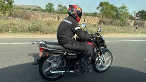 சைலன்சர் இருக்குறது சும்மா தான்... லிட்டருக்கு 60கிமீ மைலேஜ் தரும் ஹீரோ பைக்கில் இதைதான் எதிர்பார்த்தோம்!