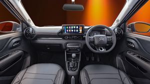 கார் பார்க்க தான் சைஸில் சின்னது... முழு பெட்ரோல் டேங்கை காலி பண்றதுக்குள்ள போதும் போதும்னு ஆகிடும்!!