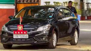 இந்திய ஆயுத படைகளின் பாதுகாப்பு படைத் தலைவர் இவ்ளோ சாதாரண காருல போனாரா! இணையத்தில் வைரலாகும் வீடியோ!