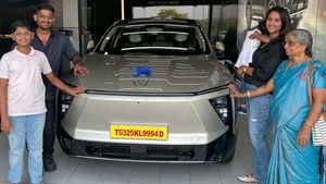 ரேகாசித்திரம் படத்திற்கு அப்பறம் லைப்பே மாறிருச்சு! பணக்காரர்கள் விரும்பி வாங்கும் மஹிந்திரா காரை வாங்கிட்டாரு