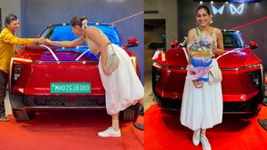 கையில காரை வாங்கினதும் அப்படி ஒரு மகிழ்ச்சி.. மொத்த பற்களும் தெரியுற மாதிரி சிரிக்கிற இவங்க ஒரு நடிகையா!