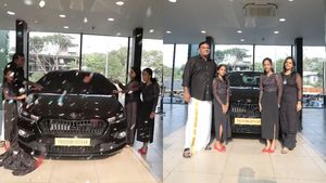 வாழ்க்கையில இப்போ தான் பெருசா ஜெயிச்சிட்ட மாதிரி ஃபீல் வருது! காருக்கு மேட்சிங்கா எல்லாரும் கருப்பு உடையில்...