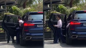 1997ல ஒரே படம் மூலம் தமிழ்நாட்டின் கனவு கன்னியா மாறிய நடிகையின் பொண்ணா இது! ஒன்னரை கோடி ரூபா கார்ல வர்றாங்க!